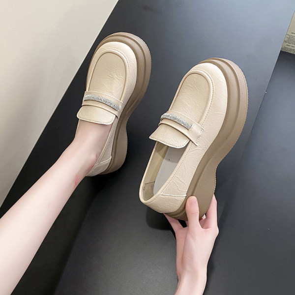 Sieviešu mokasīna tipa apavu retro modelis ar platformu un zvaniņiem