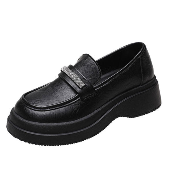 Sieviešu mokasīna tipa apavu retro modelis ar platformu un zvaniņiem