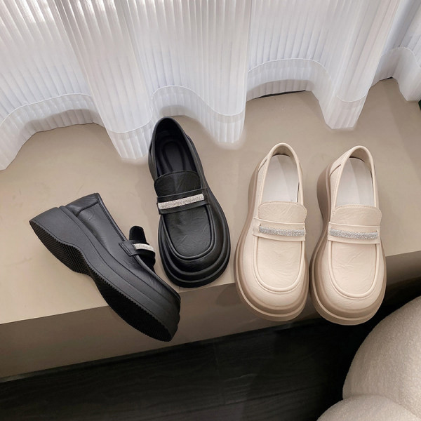 Sieviešu mokasīna tipa apavu retro modelis ar platformu un zvaniņiem