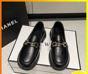 Sieviešu ādas apavi ar metāla elementiem