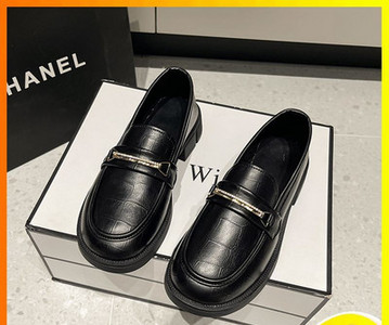 Sieviešu ādas apavi ar metāla elementiem