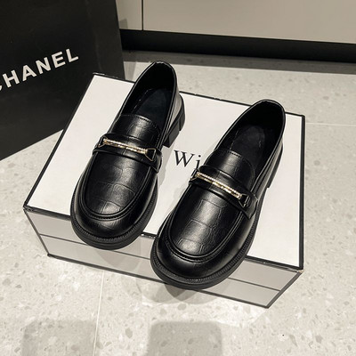 Sieviešu ādas apavi ar metāla elementiem