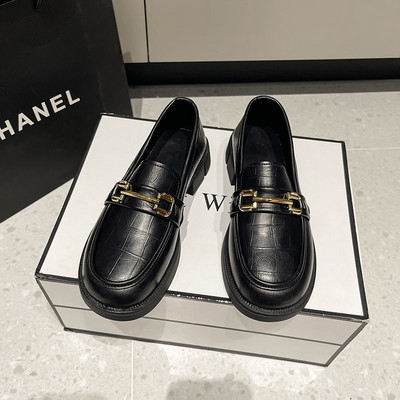 Sieviešu ādas apavi ar metāla elementiem