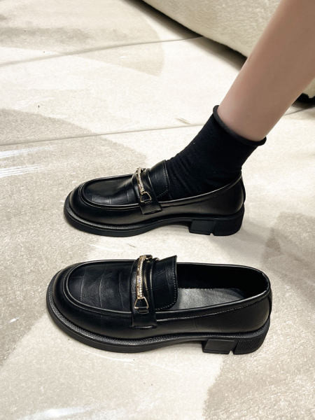 Sieviešu ādas apavi ar metāla elementiem