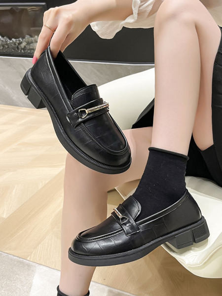 Sieviešu ādas apavi ar metāla elementiem