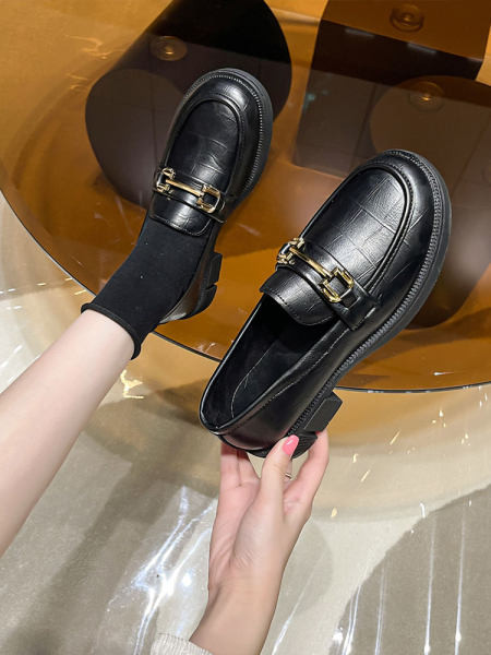 Sieviešu ādas apavi ar metāla elementiem