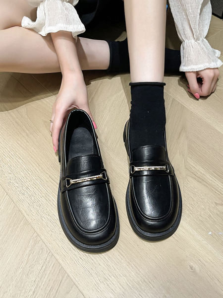 Sieviešu ādas apavi ar metāla elementiem