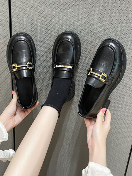 Sieviešu ādas apavi ar metāla elementiem