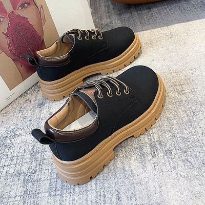 Sieviešu apavi ar raupju zoli un šņorēm