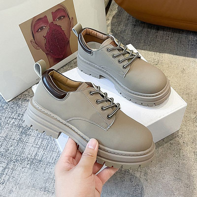 Sieviešu apavi ar raupju zoli un šņorēm