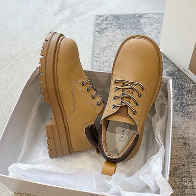 Sieviešu apavi ar raupju zoli un šņorēm