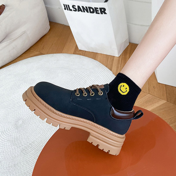 Sieviešu apavi ar raupju zoli un šņorēm