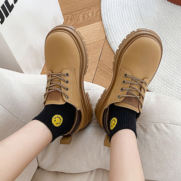 Sieviešu apavi ar raupju zoli un šņorēm