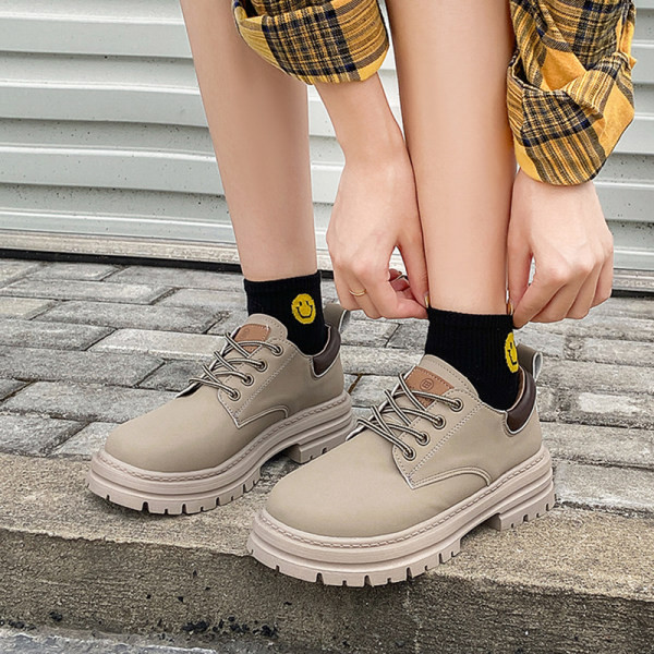 Sieviešu apavi ar raupju zoli un šņorēm