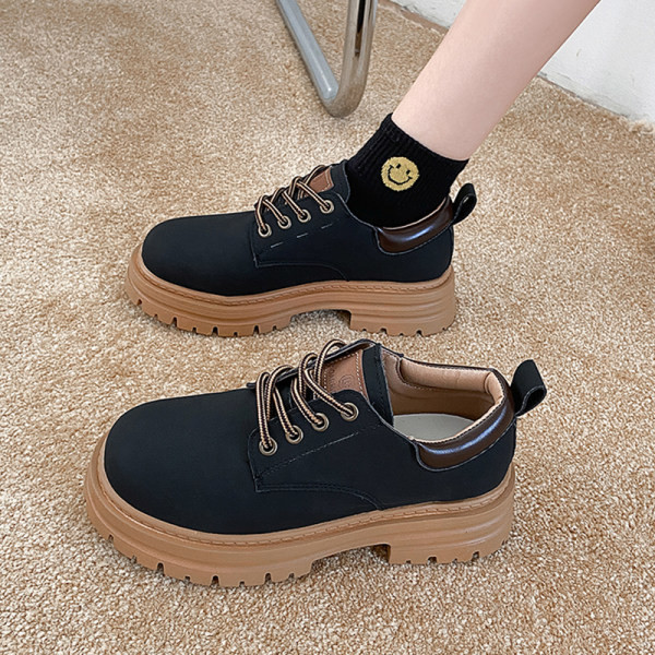 Sieviešu apavi ar raupju zoli un šņorēm