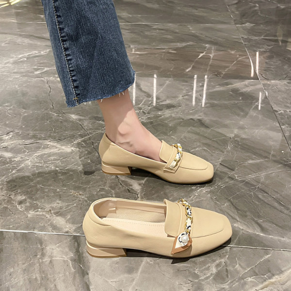 Mūsdienīgi apavi no eko ādas ar metāla elementu un biezu kvadrātveida papēdi 3 cm