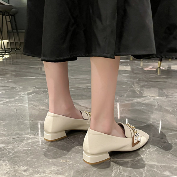 Mūsdienīgi apavi no eko ādas ar metāla elementu un biezu kvadrātveida papēdi 3 cm