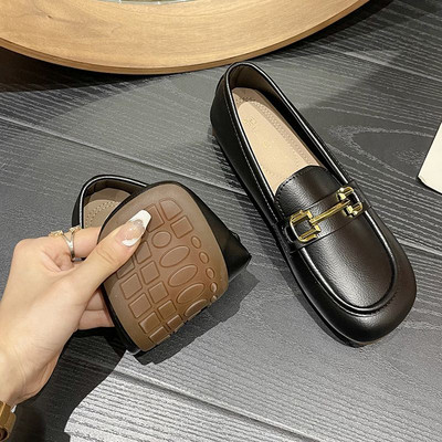 Ležerne ženske cipele s metalnim ukrasom