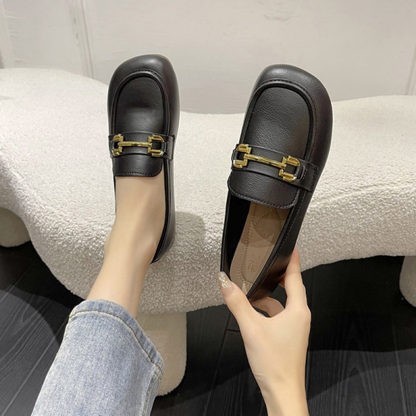 Ležerne ženske cipele s metalnim ukrasom