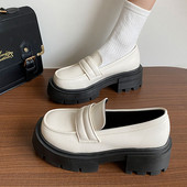 Μοντέρνα γυναικεία loafers με τραχιά σόλα