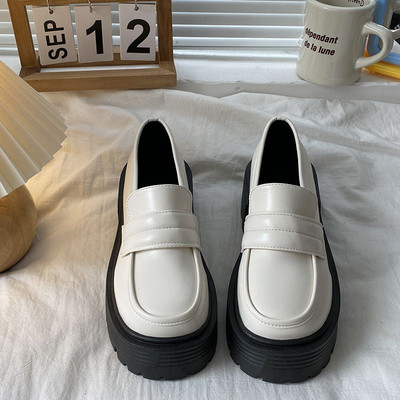 Μοντέρνα γυναικεία loafers με τραχιά σόλα