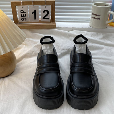 Μοντέρνα γυναικεία loafers με τραχιά σόλα