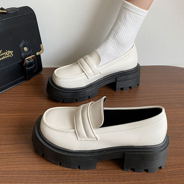 Μοντέρνα γυναικεία loafers με τραχιά σόλα