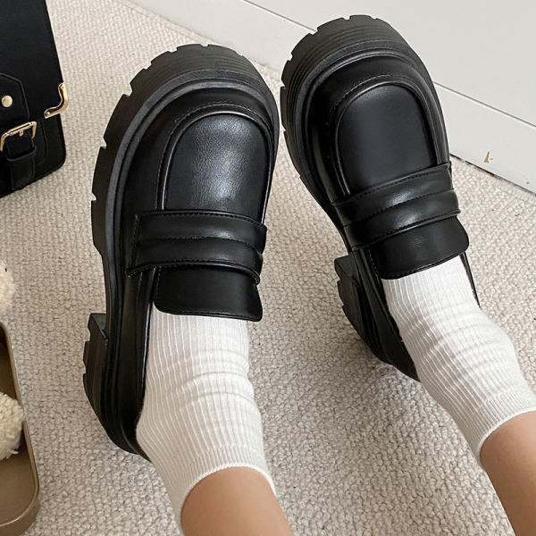 Μοντέρνα γυναικεία loafers με τραχιά σόλα