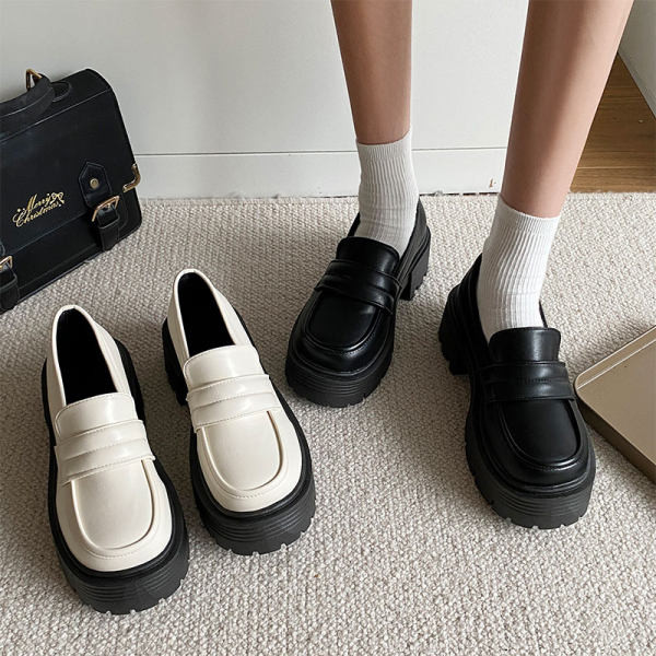 Μοντέρνα γυναικεία loafers με τραχιά σόλα