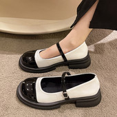 Μοντέρνα γυναικεία παπούτσια με μεταλλική αγκράφα