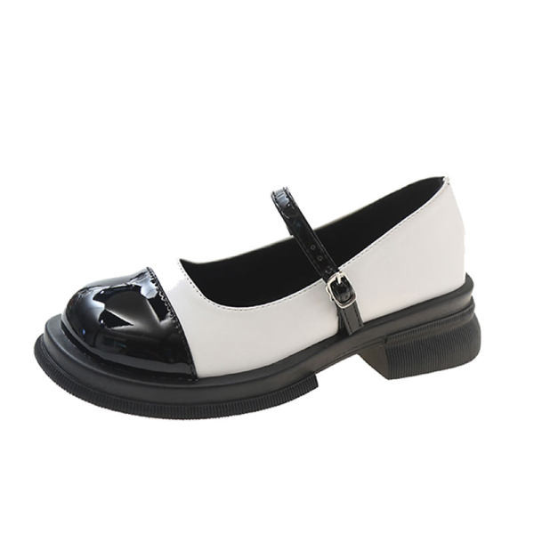 Μοντέρνα γυναικεία παπούτσια με μεταλλική αγκράφα