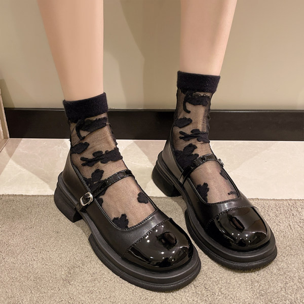 Μοντέρνα γυναικεία παπούτσια με μεταλλική αγκράφα