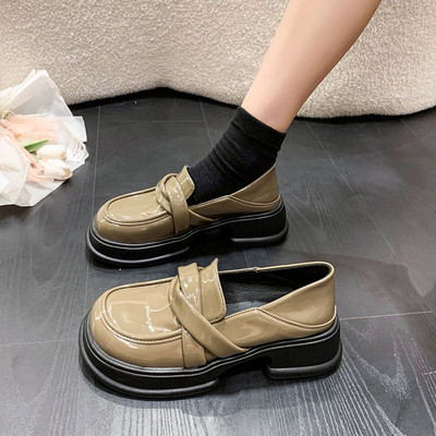 Γυναικεία παπούτσια με χοντρό τακούνι