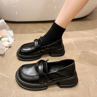 Γυναικεία παπούτσια με χοντρό τακούνι