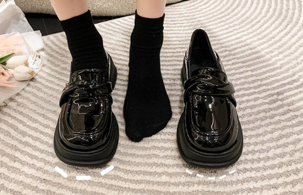 Γυναικεία παπούτσια με χοντρό τακούνι