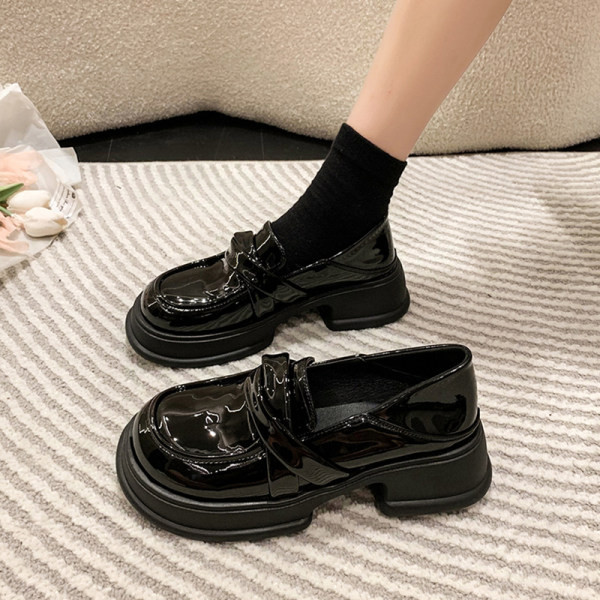 Γυναικεία παπούτσια με χοντρό τακούνι