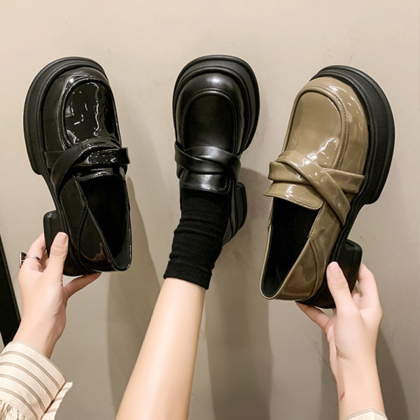 Γυναικεία παπούτσια με χοντρό τακούνι