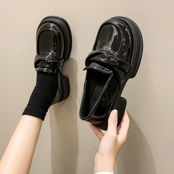 Γυναικεία παπούτσια με χοντρό τακούνι