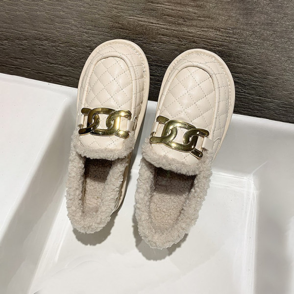 Lapos talpú steppelt női cipő új modellje