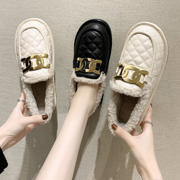 Lapos talpú steppelt női cipő új modellje