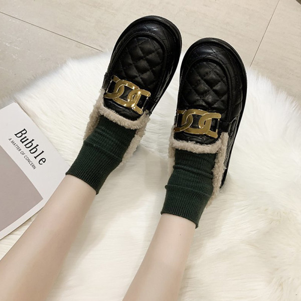 Lapos talpú steppelt női cipő új modellje