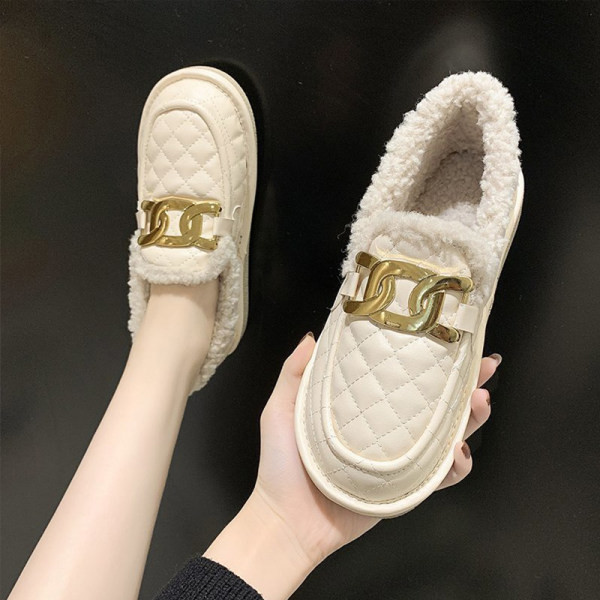 Lapos talpú steppelt női cipő új modellje