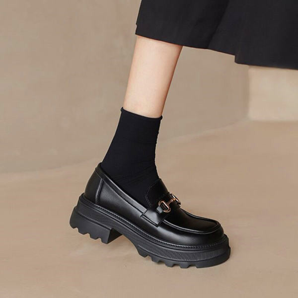 Ikdienas sieviešu kurpes ar metālisku apdari