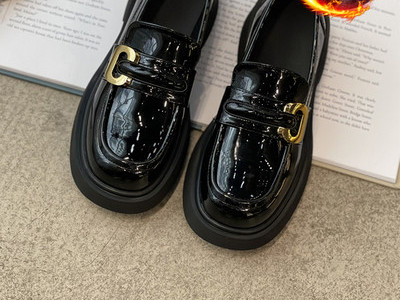 Női bőr - csatos cipő