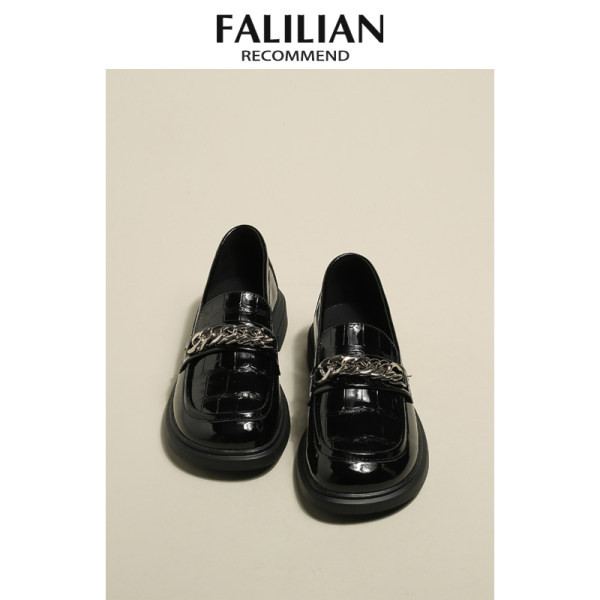 Sieviešu apavi no eko ādas ar metāla elementiem, ikdienas modelis