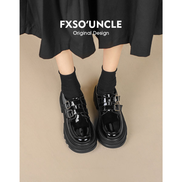 Modernas sieviešu kurpes ar sprādzi - melnā krāsā