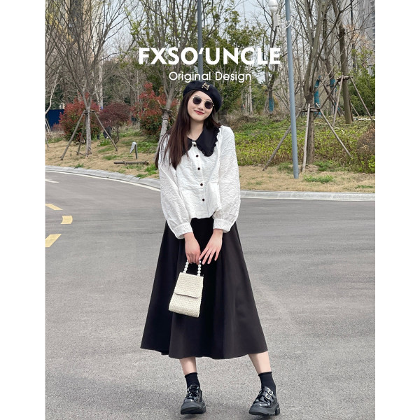 Modernas sieviešu kurpes ar sprādzi - melnā krāsā