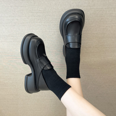 Sieviešu ādas kurpes ar papēžiem