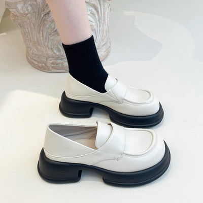 Sieviešu ādas kurpes ar papēžiem