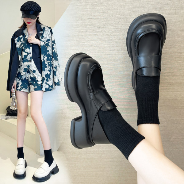 Sieviešu ādas kurpes ar papēžiem